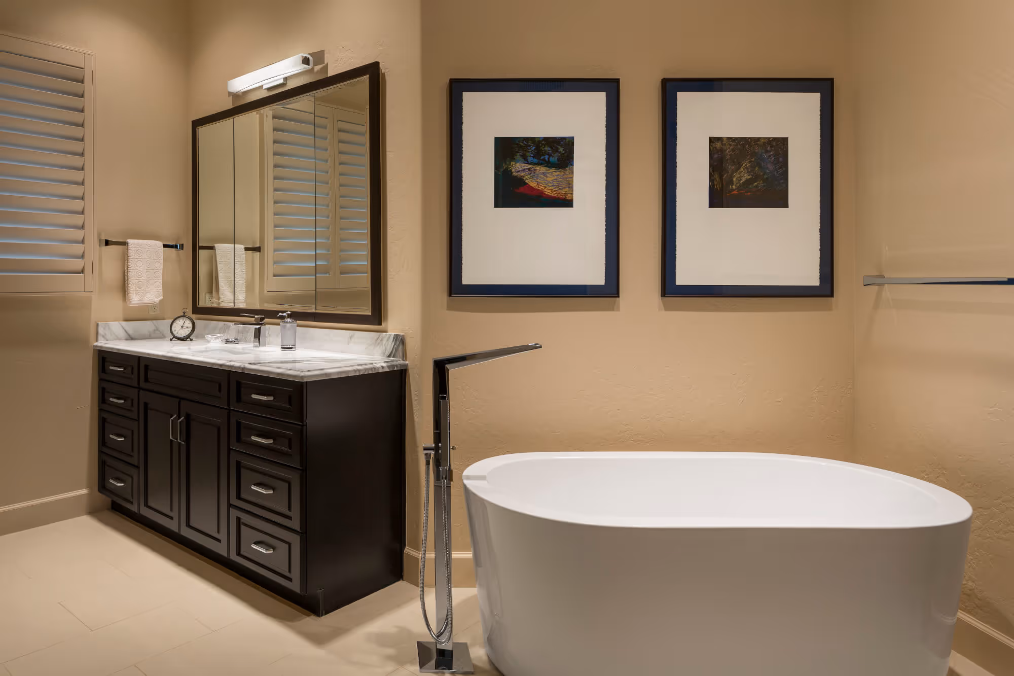 Modern bathroom bath | Sesshu Design Associates